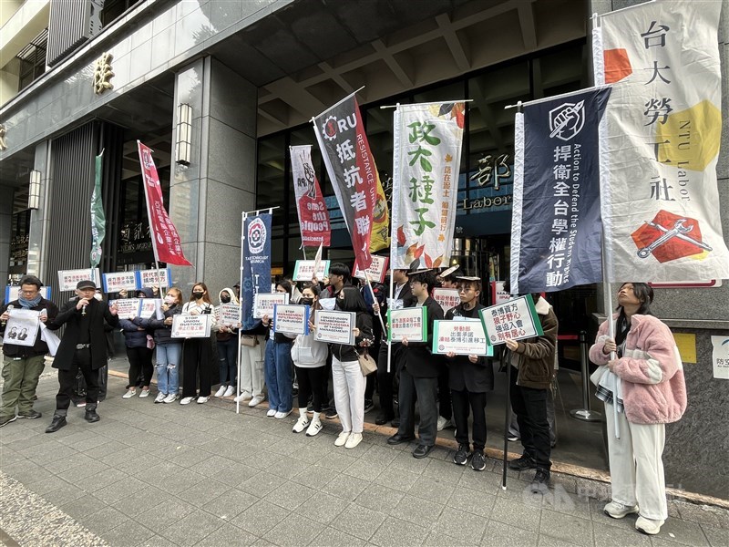 Apart from members of TTLU, some labor and student groups also showed up in support of the protest held outside the Ministry of Labor in Taipei on Monday. CNA photo Feb. 9, 2026