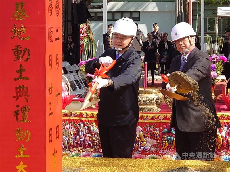 Premier Cho Jung-tai (left) breaks ground for the Industrial Technology Research Institute's Advanced Semiconductor R&D Base in Hsinchu on Tuesday. CNA photo Feb. 10, 2026