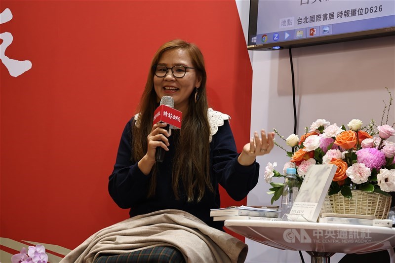 Li Bi-chhin, an associate professor at National Taiwan Normal University, speaks at the Taipei International Book Exhibition on Saturday. CNA file photo