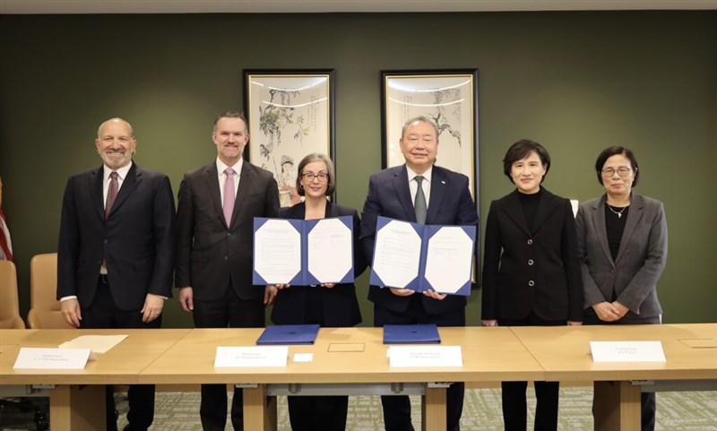Taiwan's representative to the U.S., Alexander Yui (third right), and Ingrid Larson (third left), managing director of AIT, display copies of the agreement signed by both parties. Photo courtesy of the Executive Yuan