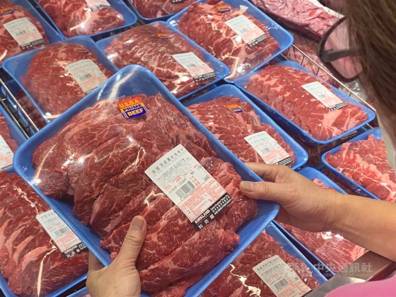 A shopper examines a tray of frozen U.S. beef cuts at a local supermarket. CNA file photo