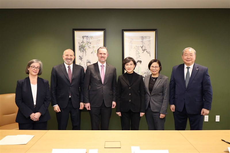 Representatives from Taiwan and the United States pose for a photo after signing the U.S.-Taiwan Agreement on Reciprocal Trade in Washington on Thursday. Photo courtesy of the Executive Yuan