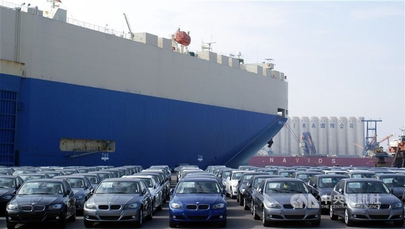 New vehicles are unloaded from a freighter at a shipping terminal in Taiwan. CNA file photo