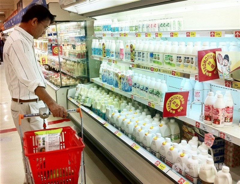 A shopper browses the dairy section at a Taipei supermarket chain. CNA file photo