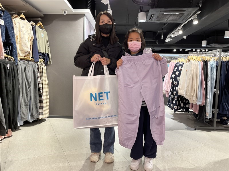 Hope Lu (right) shows off a pair of purple pants that she and her mother chose during NET’s closed-store shopping session in Taipei in late January. CNA photo Feb. 14, 2026