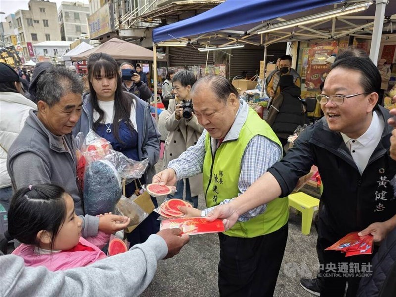 Penghu magistrate Chen Kuang-fu (second right) on Tuesday. CNA photo Feb. 17, 2026