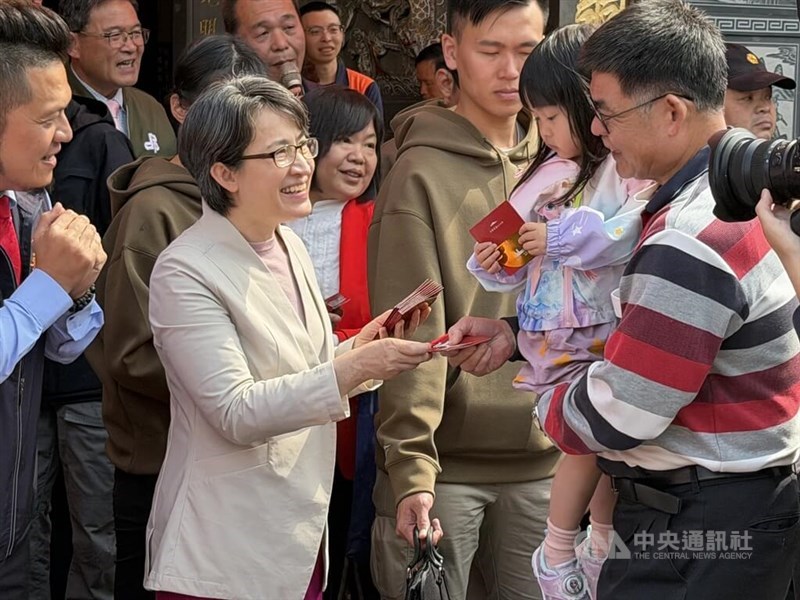 Vice President Hsiao Bi-khim (second right) hands out New Year gifts at Changhua's Wutong Temple on Tuesday. CNA photo Feb. 17, 2026
