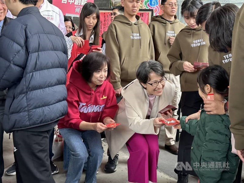 Vice President Hsiao Bi-khim (second right) hands out New Year gifts at Taichung's Nantian Temple on Tuesday. CNA photo Feb. 17, 2026