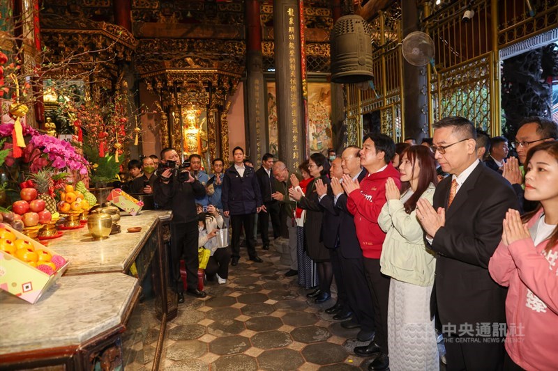 President Lai Ching-te (fourth right) leads Democratic Progressive Party Legislator Wu Pei-yi (right), the ruling party's Secretary-General Hsu Kuo-yung (second right), and other politicians in Lunar New Year prayers at Taipei's Longshan Temple. CNA photo Feb. 17, 2026
