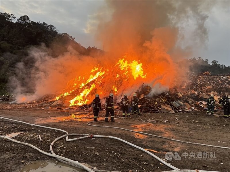 Firefighters put out early-morning blaze at landfill in Nangang District, New Taipei. Photo courtesy of local authorities