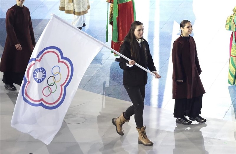 Sophia Velicer (center) leads the parade of Taiwanese athletes at the closing ceremony of the 2026 Winter Olympics in Italy on Sunday. Photo courtesy of the Chinese Taipei Olympic Committee