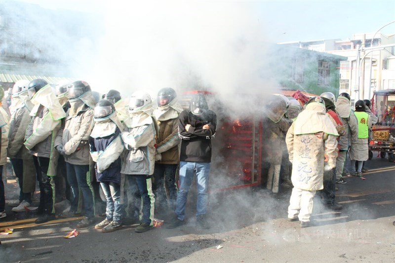 Observers of the annual Yanshui Beehive Fireworks Festival in Tainan on Monday endure the firepower of salvos of beehive fireworks firing at their bodies. CNA photo March 2, 2026