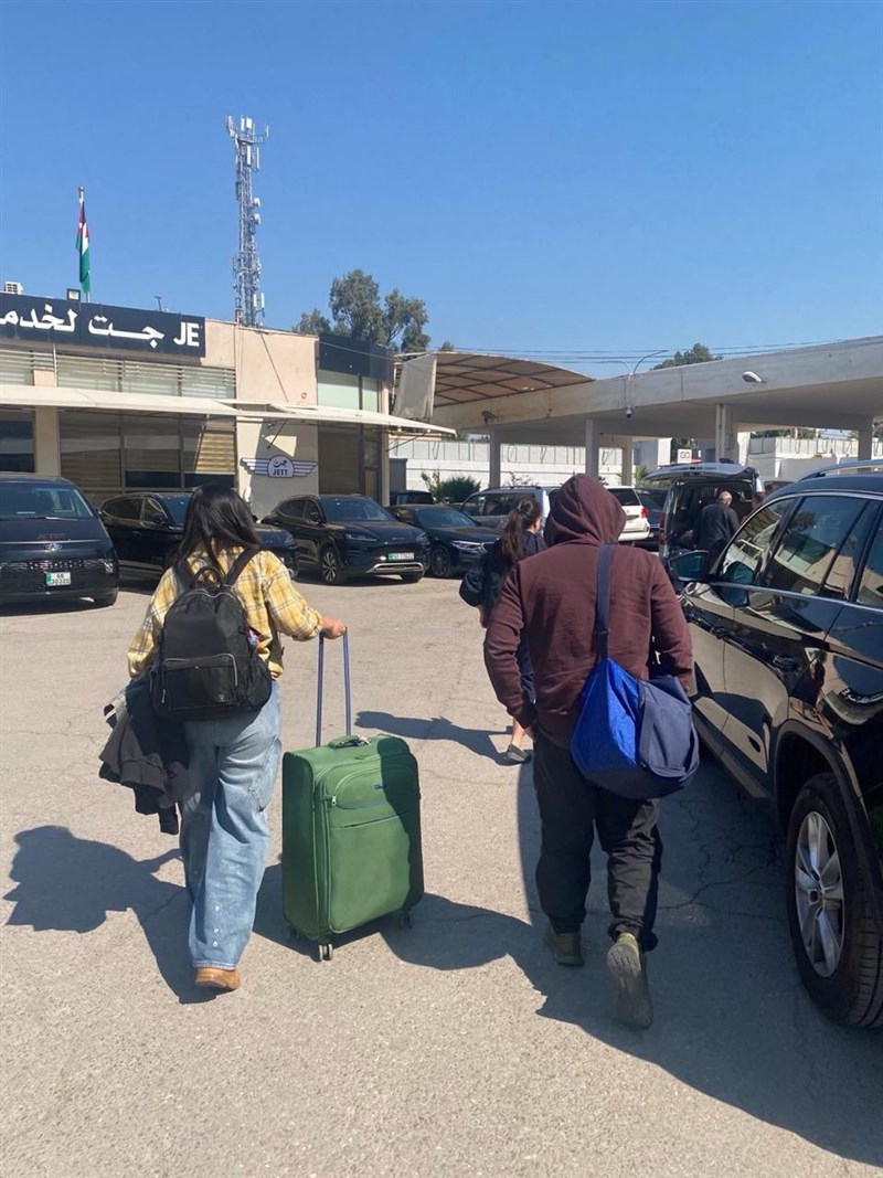Two Taiwanese citizens who were previously stranded in Israel arrive at the Jordanian border on Monday with the help of Taiwan's representative office in Israel. Photo courtesy of the Ministry of Foreign Affairs
