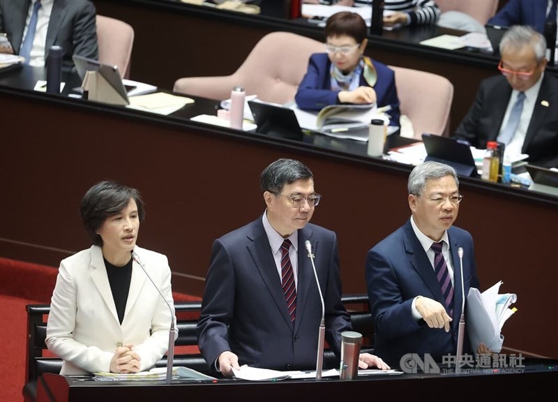 Minister of Economic Affairs Kung Ming-hsin (right) responds to questions regarding Taiwan's natural gas supplies at the Legislature on Tuesday. CNA photo March 3, 2026