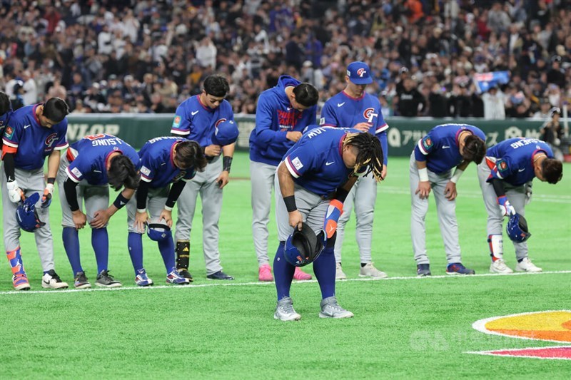 Taiwanese players line up on the field and bow after finishing the 2026 World Baseball Classic Pool C opener against Australia at the Tokyo Dome on Thursday. CNA photo March 5, 2026