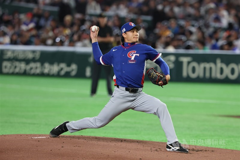 Fireballer Hsu Jo-hsi pitches at the 2026 WBC Pool C opener against Australia at the Tokyo Dome on Thursday. CNA photo March 5, 2026