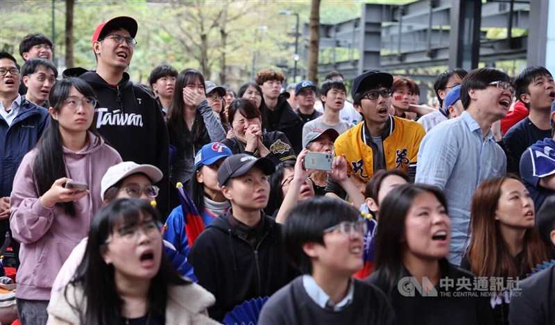 Fans at the livestream party in Taipei's Xinyi District on Thursday gasp after Taiwanese player Chen Chieh-hsien was hit by a pitch during Taiwan's match against Australia at the Tokyo Dome, forcing him to leave the game. CNA photo March 5, 2026