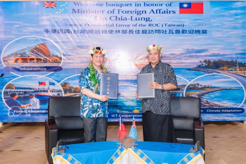 Foreign Minister Lin Chia-lung (left) and Tuvaluan Prime Minister Feleti Teo pose for a photo on a banquet in Tuvalu on Wednesday (Tuvalu time). Photo taken from Lin Chia-lung's Facebook