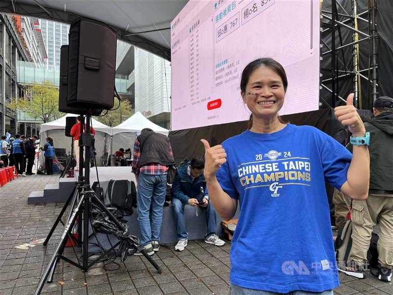 Carrie Lee wears a commemorative Team Taiwan championship T-shirt from the 2024 WBSC Premier12 at a WBC watch party in Taipei on Thursday. CNA photo March 5, 2026