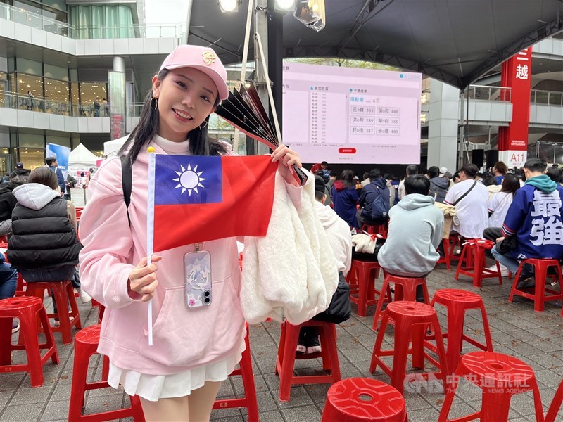 Jennifer Teng holds a national flag while attending a WBC watch party in Taipei on Thursday. CNA photo March 5, 2026