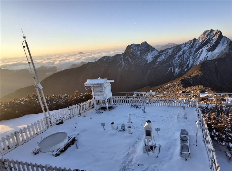 Snow is seen accumulated on a weather station on Taiwan's highest peak, Yushan, early Friday. Photo courtesy of the Central Weather Administration