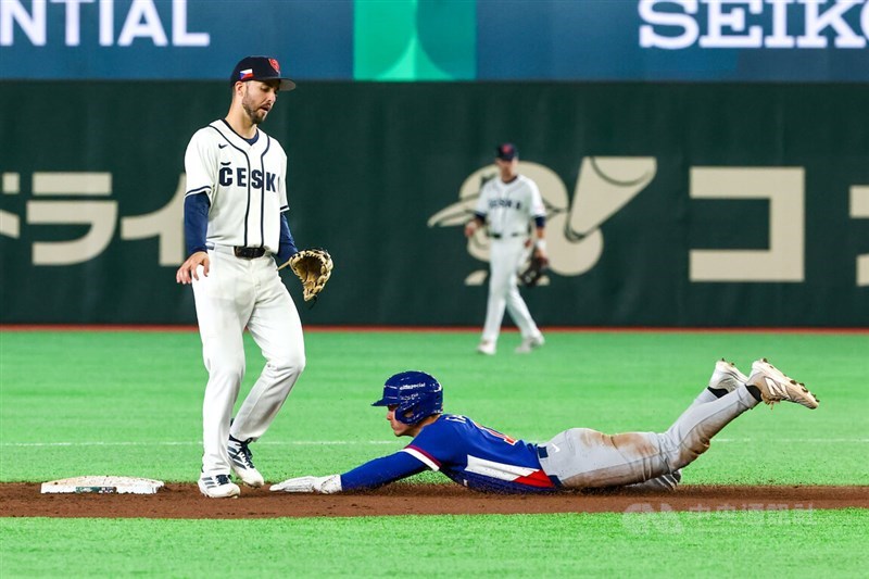 Stuart Fairchild (right) steals a base during the match against the Czech Republic at the Tokyo Dome on Saturday. CNA photo March 7, 2026