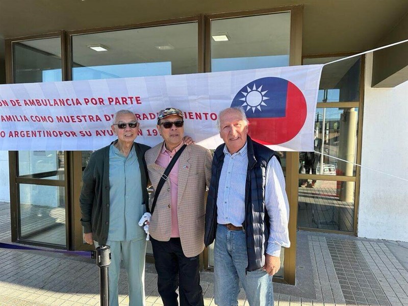 Taiwanese chiropractor Hsu Wen-ming (center) meets with doctors who treated him in Argentinian Hospital Andrés Ísola four decades ago. Photo courtesy of Taipei Trade and Cultural Office in Argentina