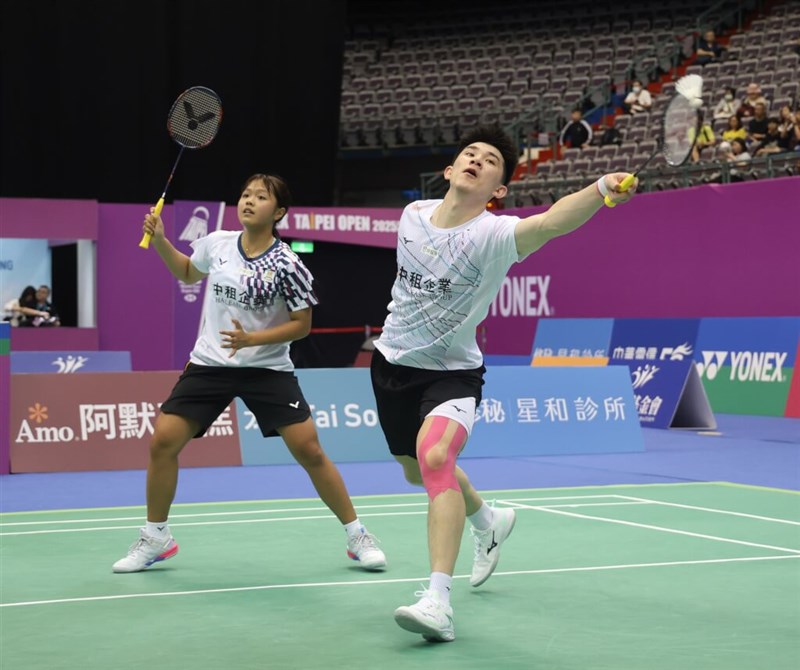Taiwanese badminton players Nicole Gonzales Chan (left) and Ye Hong-wei (right). File photo courtesy of the Chinese Taipei Badminton Association.