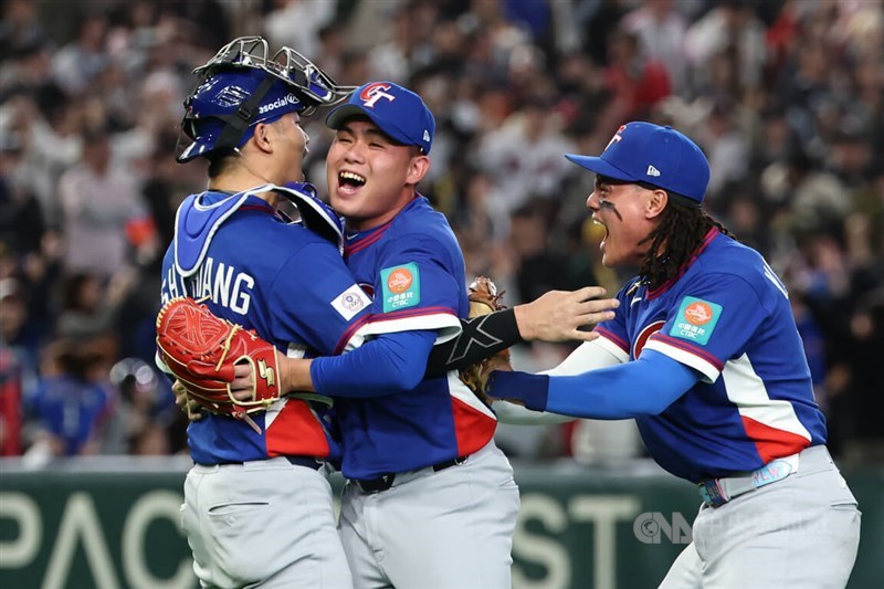 Closer Tseng Jyun-yue (center) celebrates with his teammates after Taiwan's WBC victory over South Korea. CNA photo March 8, 2026