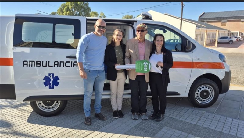Taiwanese chiropractor Hsu Wen-ming gifts an ambulance to Hospital Andrés Ísola in Argentina's Puerto Madryn, a port city in Chubut Province. Photo courtesy of Hsu Wen-ming