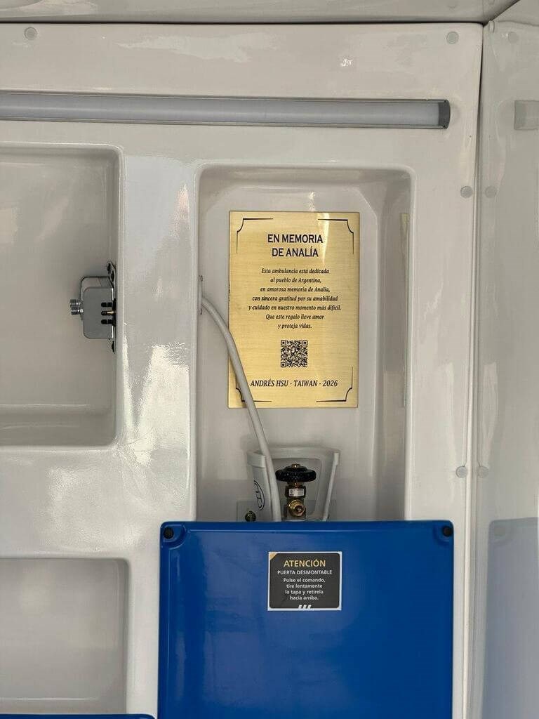 A commemorative plaque bearing the Spanish name of Hsu's late wife, "Analia," is installed in Hsu's donated ambulance in her memory. Photo courtesy of Taipei Trade and Cultural Office in Argentina