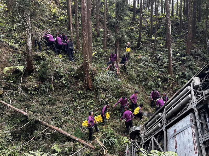 First responders rescue the victims of an accident in Nantou County, where a shuttle bus plunged 20 meters into a valley in a forest recreation area. Photo courtesy of a local resident