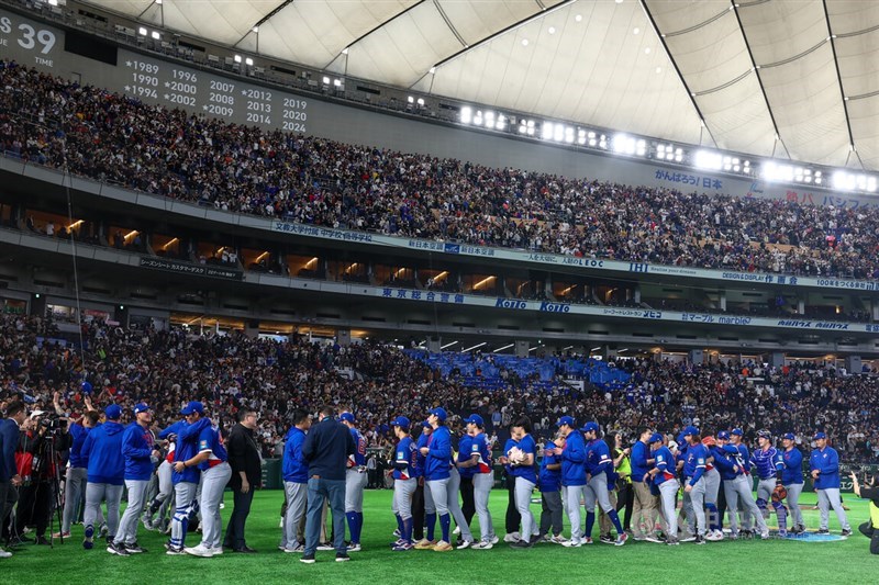 Team Taiwan congratulate each other on the team's win against South Korea inside the Tokyo Dome on Sunday. CNA photo March 8, 2026