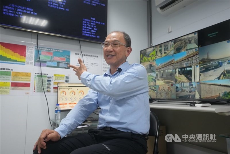 Kung Sing Engineering Corp. Deputy General Manager Liu Yung-ching recounts construction hurdles in building the Danjiang Bridge at the project’s site office in Tamsui in late September 2025. CNA photo March 11, 2026