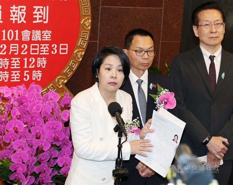 Taiwan People's Party legislator Li Chen-hsiu (front). CNA file photo