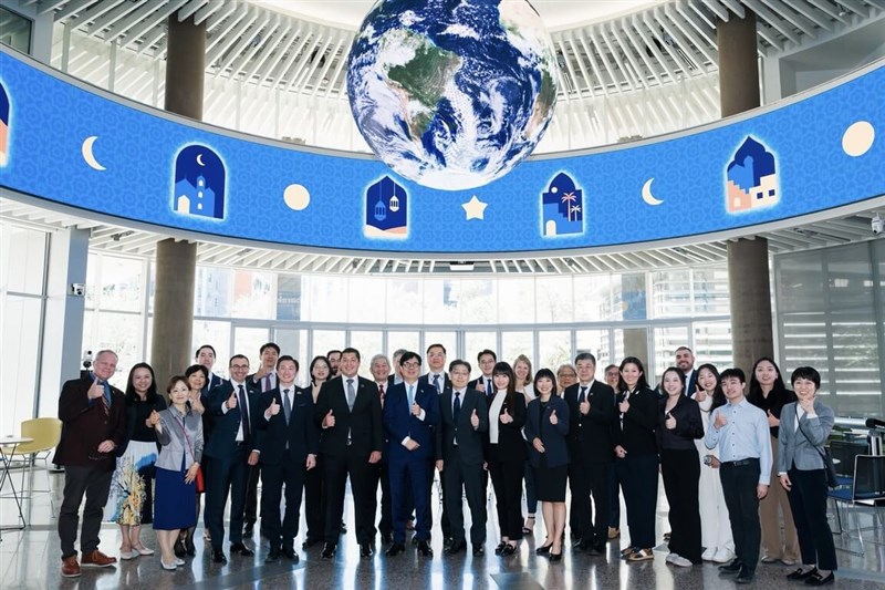 Members of a Kaohsiung-Kumamoto delegation pose for a group photo in Arizona on Thursday (U.S. time) during their visit to attend a semiconductor forum. Photo courtesy of Kaohsiung City government