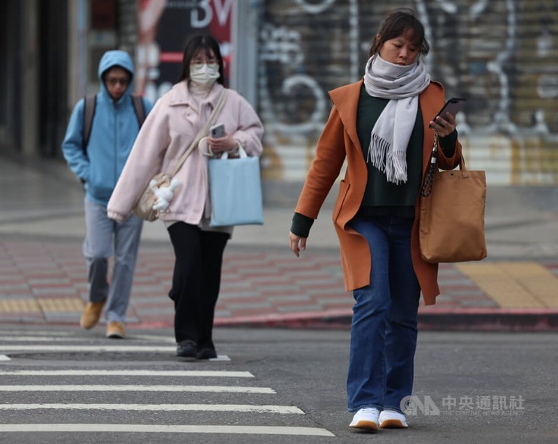 Taipei pedestrians traverse through a crosswalk on Friday. CNA photo March 13, 2026