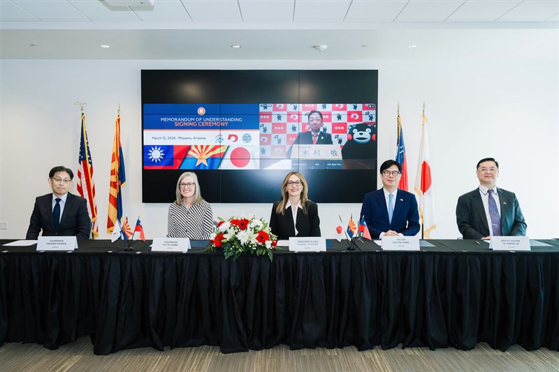 Kaohsiung Mayor Chen Chi-mai (center right) poses for a photo with Arizona Governor Katie Hobbs (center left) during an MOU signing ceremony in Arizona on Thursday (U.S. time), while Kumamoto Governor Takashi Kimura joins via video conference on the screen behind. Photo courtesy of the Kaohsiung City Government.
