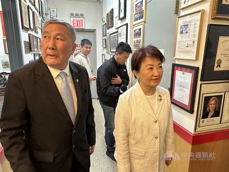 Chinese Consolidated Benevolent Association President Eric Y. Ng (left) takes Taichung Mayor Lu Shiow-yen (right) on a tour through the association in Manhattan's Chinatown on Saturday. CNA photo March 14, 2026