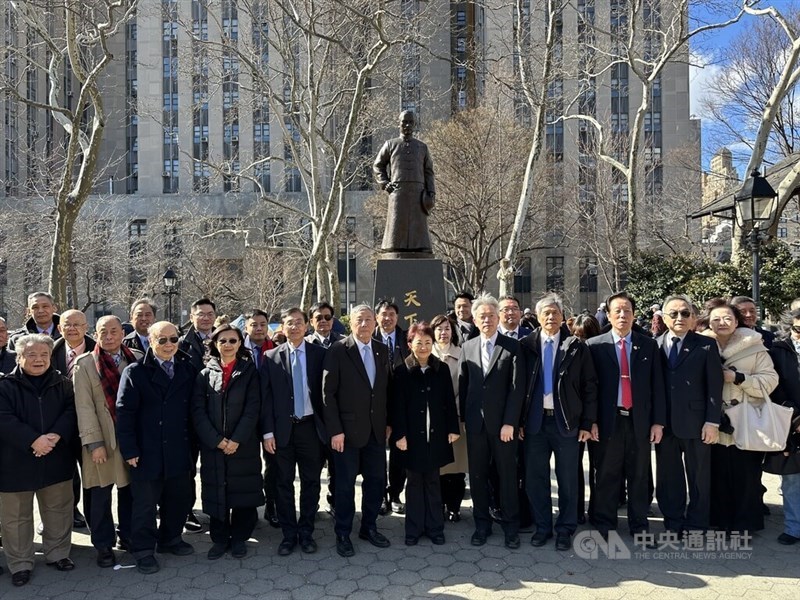 Taichung Mayor Lu Shiow-yen (center) visits the Sun Yat-sen statue in New York's Columbus Park on Saturday. CNA photo March 14, 2025