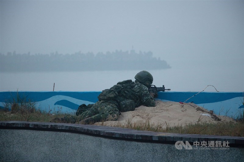 A Taiwanese soldier lays in combat position during Wednesday's live-fire drill in Kinmen. CNA photo March 18, 2026