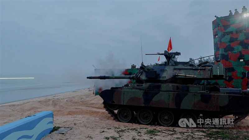 A tank is deployed on the coast of Kinmen's Lieyu Island during Wednesday's "Taiwu" live-fire exercise. CNA photo March 18, 2026