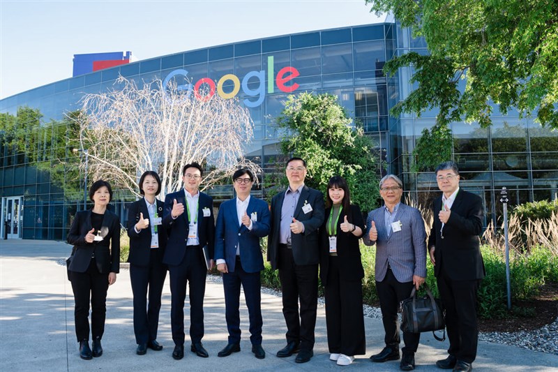 Kaohsiung Mayor Chen Chi-mai (fourth from left) and his delegation visit Google's headquarters in California, the United States, on Wednesday. Photo courtesy of Kaohsiung City government