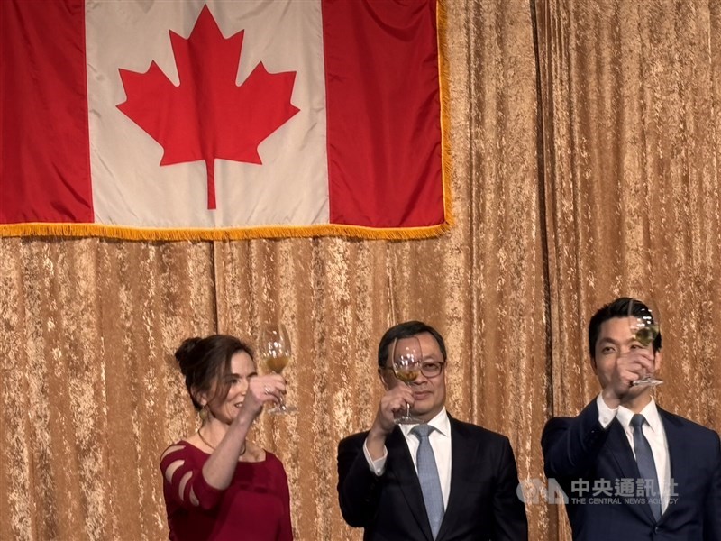 Executive director of the Canadian Trade Office in Taipei (CTOT) Marie-Louise Hannan (left), Deputy Foreign Minister Chen Ming-chi (center), and Taipei Mayor Chiang Wan-an raise their glasses at a reception marking the CTOT's 40th anniversary in Taipei on Thursday. CNA photo March 19, 2026