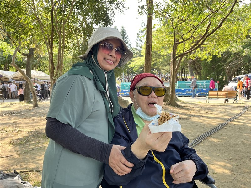 Indonesian caregiver Yoni (left) and the elderly man she cares for enjoy halal food at an Eid al-Fitr celebration in Taipei on Sunday. CNA photo March 22, 2026