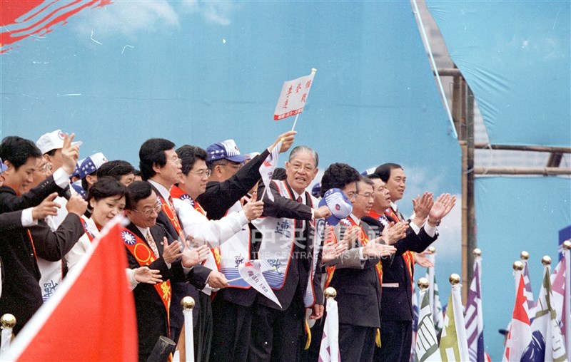 Lee Teng-hui (holding a hat) joins 12 Kuomintang legislative candidates in Taipei in singing the popular Taiwanese song “Ai Pin Cai Hui Ying” (愛拼才會贏) to conclude an event at his and Lien Chan’s campaign headquarters in Taipei on Feb. 27, 1996. CNA file photo