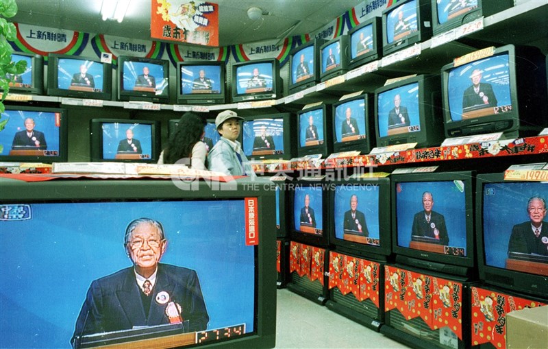 Then President Lee Teng-hui appears on television during the first televised presidential policy presentation of Taiwan’s 1996 presidential election, broadcast by China Television Co., as the program is shown at an electronics store in Taipei on Feb. 25, 1996. CNA file photo