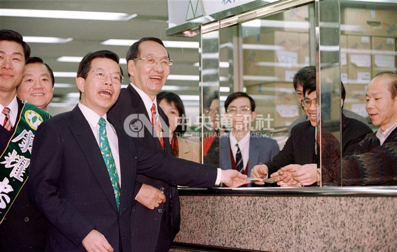 Peng Ming-min and his running mate Frank Hsieh register as the Democratic Progressive Party’s candidates for the 1996 presidential election at the Central Election Commission in Taipei on Feb. 3, 1996. CNA file photo
