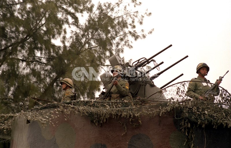 Soldiers stationed in Kinmen County stand guard on March 23, 1996, the day of the presidential election, amid heightened alert over potential threats from China. CNA file photo