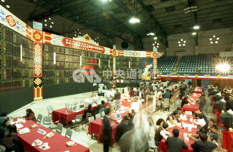 Staff at a vote counting center in Taipei complete preparations on the eve of the presidential election on March 22, 1996. CNA file photo